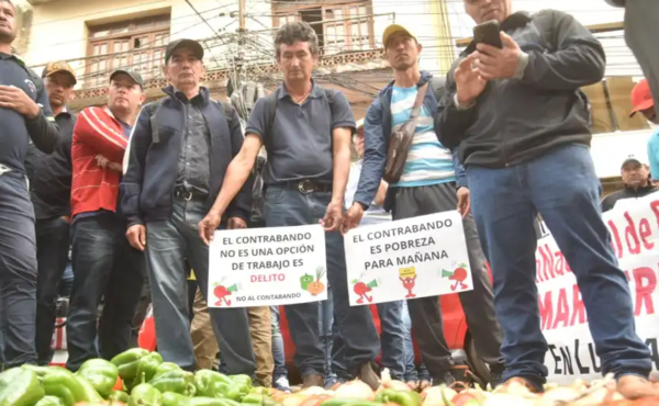Productores protestan lanzando tomates y locotes en rechazo al contrabando