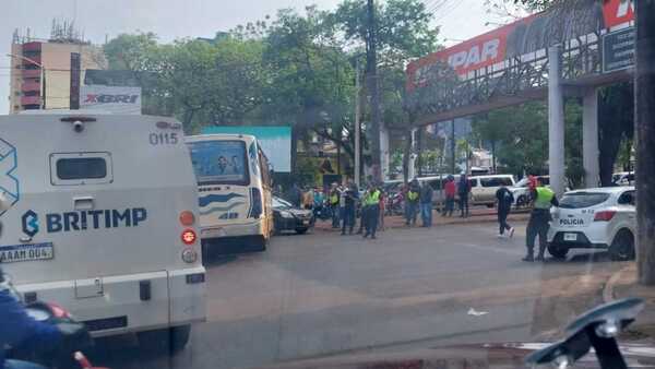 Colectivo lleva por delante un automóvil en pleno centro de CDE