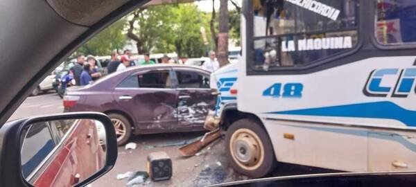 Colectivo se llevó por delante a un automóvil: salieron heridas una mamá y sus dos hijas
