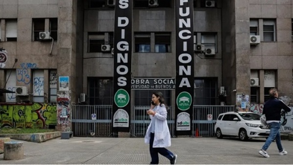 Docentes universitarios argentinos anuncian huelgas por veto de Milei