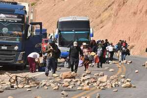 Seguidores de Evo Morales cumplen 3 días de bloqueos de rutas en defensa del exmandatario - Mundo - ABC Color