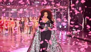 Así fue el regreso de Tyra Banks al desfile de Victoria’s Secret luego de 19 años