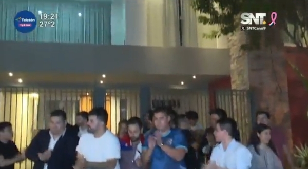 Estudiantes de Derecho de la UNA exigen renuncia de la Decana con manifestación frente a su vivienda - SNT