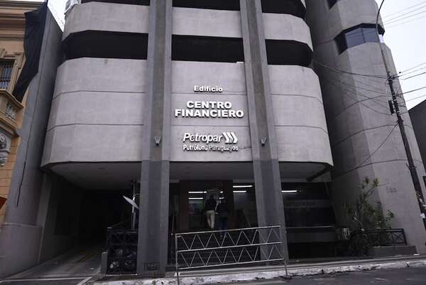 Denuncian coacción en Petropar: funcionaria alega presiones para renunciar durante su periodo de lactancia - Nacionales - ABC Color