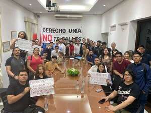 Estudiantes de Derecho UNA toman el decanato para exigir la renuncia de la decana - Nacionales - ABC Color