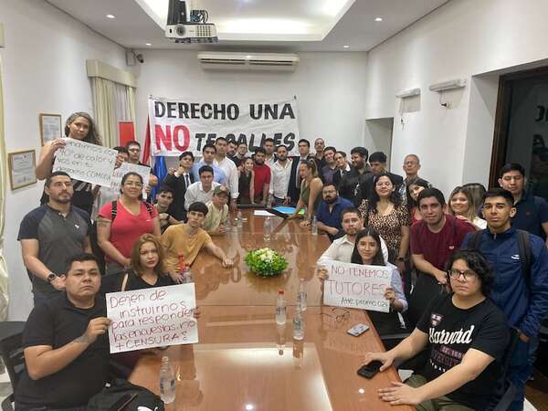 Estudiantes de Derecho UNA toman el decanato para exigir la renuncia de la decana - Nacionales - ABC Color