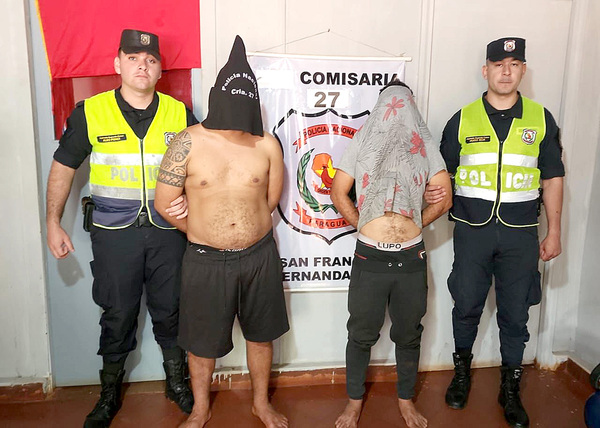 Atrapan a dos delincuentes que acababan de asaltar a mujer y a su hija de 11 años - La Clave