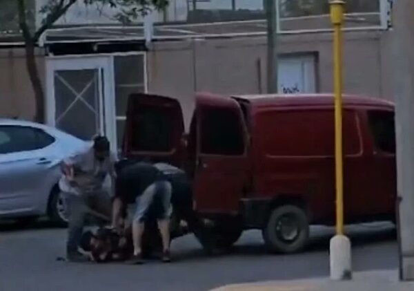 (VIDEO) “¡Ayuda, Ayuda!”: testigo registró el momento en el que intentan secuestrar a un hombre