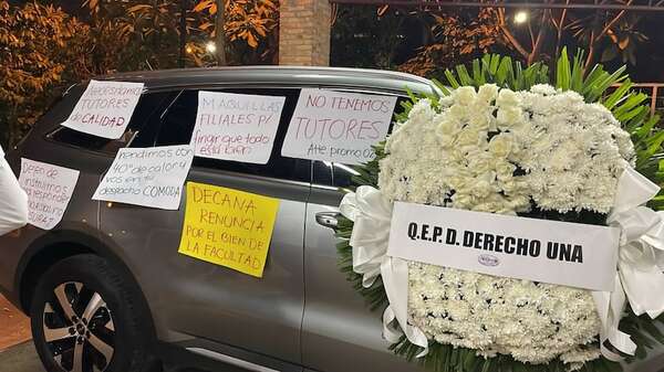 Toma de Derecho UNA sigue este jueves: estudiantes piden la renuncia de la decana - Nacionales - ABC Color