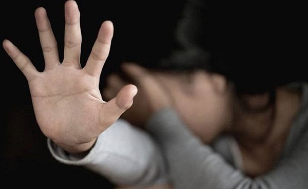 Denuncian a preparador físico por manosear y besar a niña de 8 años