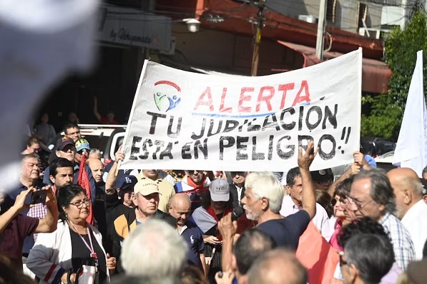Jubilados del IPS convocan a manifestación contra inversión en Ueno Bank - La Clave