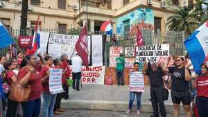 Octubre negro: protestan y piden solución a carencias en salud - Nacionales - ABC Color