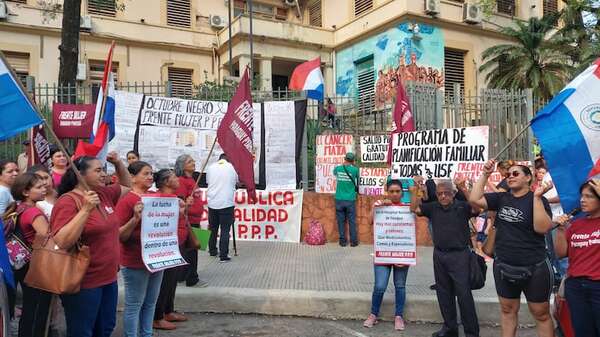Octubre negro: protestan y piden solución a carencias en salud - Nacionales - ABC Color