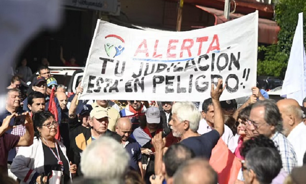Jubilados del IPS convocan a manifestación contra inversión en Ueno Bank - Noticiero Paraguay