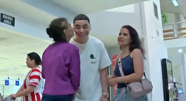 Versus / Se siente el cambio: Miguel Almirón fue muy solicitado en el aeropuerto
