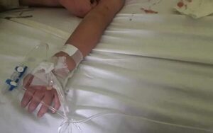 Niño está grave tras sufrir ACV y denuncian a su padre por maltrato