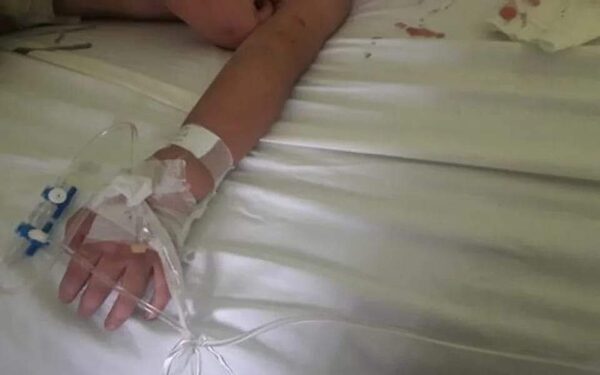Niño está grave tras sufrir ACV y denuncian a su padre por maltrato