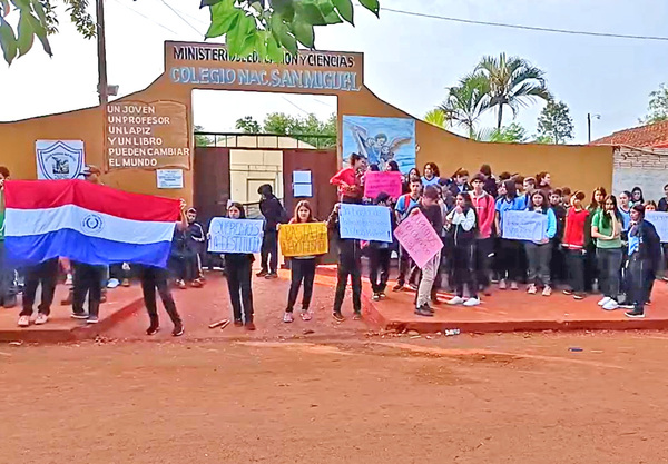 Estudiantes y padres tomaron un colegio técnico en Hernandarias - La Clave