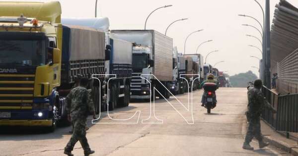 La Nación / Exportadores piden que sea respetado horario de cruce en el Puente de la Amistad