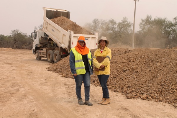 Mujeres también toman protagonismo en obras viales como el Corredor Bioceánico