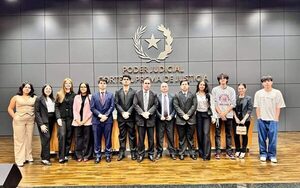 Alumnos de Derecho y Ciencias Sociales de la UNE, realizan visita técnica al Palacio de Justicia
