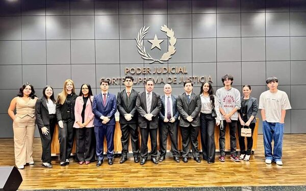 Alumnos de Derecho y Ciencias Sociales de la UNE, realizan visita técnica al Palacio de Justicia