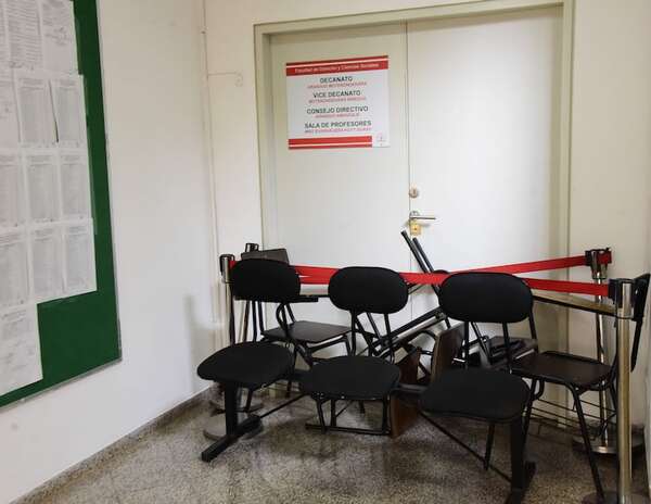 Derecho UNA: estudiantes rechazan diálogo con decana y dicen que toma seguirá hasta que renuncie - Nacionales - ABC Color