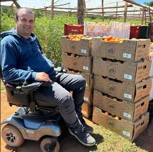 De futbolista a productor de tomates tras un accidente que lo dejó en silla de ruedas - Gente - ABC Color