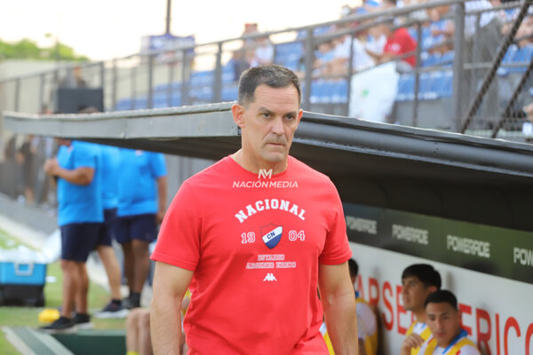 Versus / Víctor Bernay fue elegido como el mejor DT del mes de setiembre