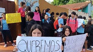 Alumnos echan a la directora, tras tensas horas de protesta