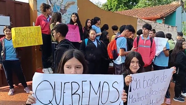 Alumnos echan a la directora, tras tensas horas de protesta