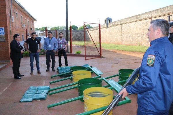 EBY entregó contenedores para residuos a penitenciaría de Itapúa