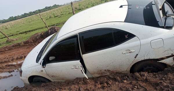 La Nación / Delincuentes atrapados en el barro tuvieron que abandonar el auto que robaron en Encarnación