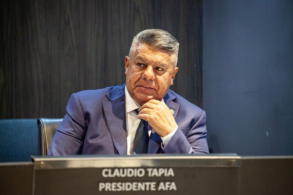 Versus / El fútbol argentino vuelve a suprimir los descensos y reelige al "Chiqui" Tapia