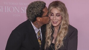 La cantante Cher presume a su novio 40 años más joven