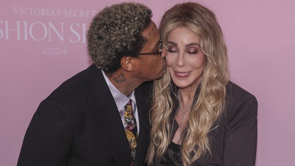 La cantante Cher presume a su novio 40 años más joven