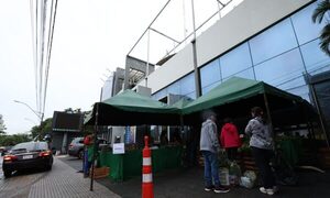 Exitosa feria de tomates frente a edificio de Nación/Media: Ni la lluvia atajó al rollo