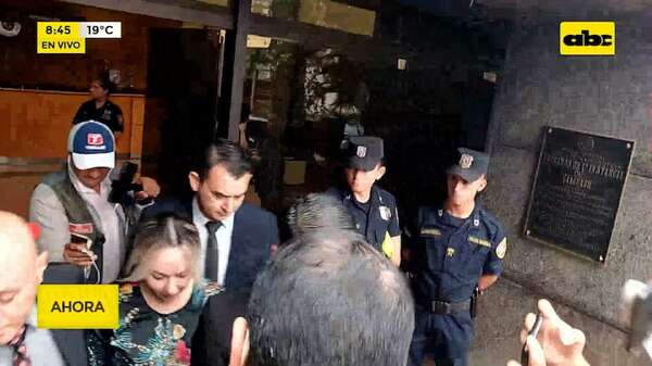 Estafa y despojo en Caaguazú: Anadelia y Darío Flores evitan hablar tras audiencia - ABC Noticias - ABC Color