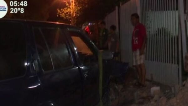Vehículo incrustado en las rejas de una casa - SNT