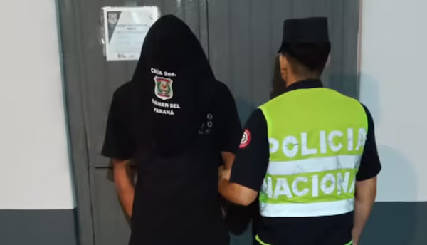 Llevaba más de diez horas muerta cuando su suegra la encontró y la pareja quedó detenida - Noticiero Paraguay