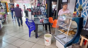 Usuarios de ESSAP acarrean agua en baldes en pleno microcentro de CDE - La Clave