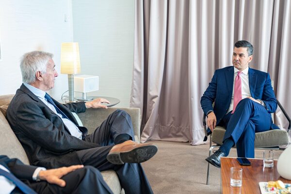 Presidente se reúne con empresarios para impulsar proyectos de inversiones en el país - .::Agencia IP::.