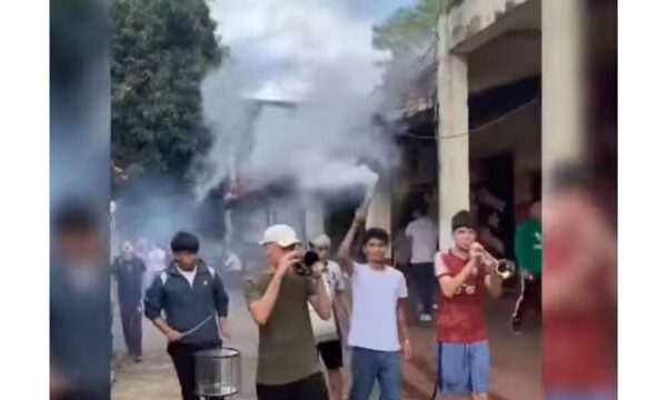 (VIDEO)Con bombos y platillos alumnos sorprendieron a director para una petición
