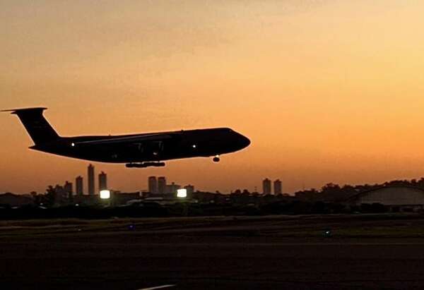 Hoy aterriza nuevamente en Luque el avión C-5 Super Galaxy de la Fuerza Aérea de los EE.UU. ¿Para qué viene? - Nacionales - ABC Color