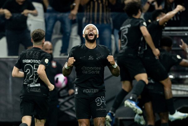 Versus / Corinthians, con Romero en cancha, goleó al Athletico Paranaense de Gamarra