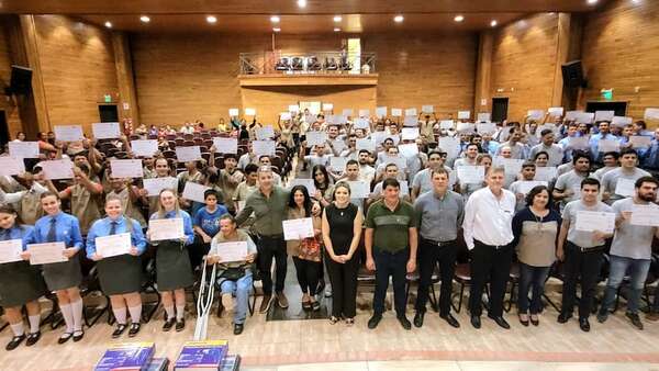 Sinafocal entrega en Itapúa 354 certificados de rápida salida laboral - Nacionales - ABC Color