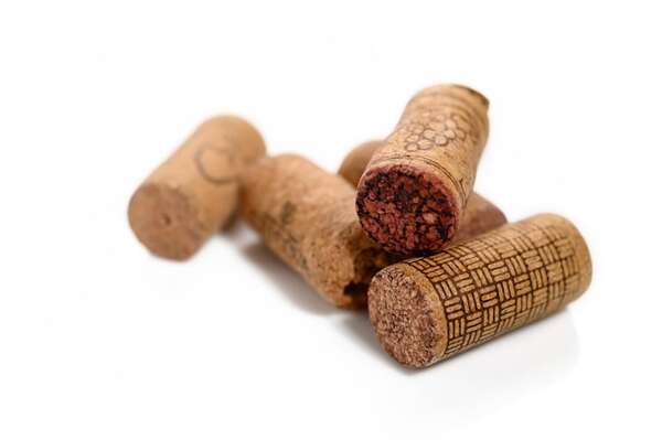¿No hay sacacorchos? Cinco tips para abrir una botella de vino sin romperla - Gastronomía - ABC Color