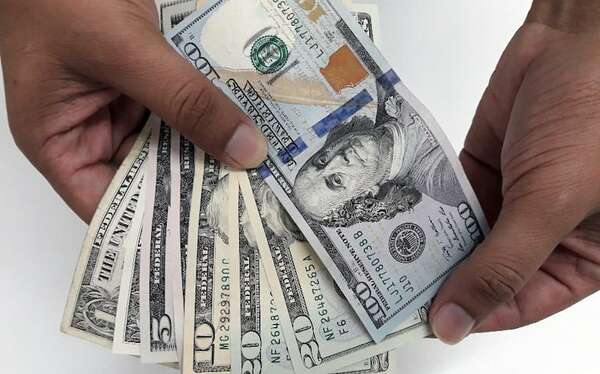 Agentes económicos elevan proyección sobre cotización del dólar - Negocios - ABC Color