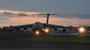 Avión militar más grande de la Fuerza Aérea de EEUU trae donación de carros hidrantes