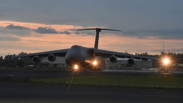 Avión militar más grande de la Fuerza Aérea de EEUU trae donación de carros hidrantes